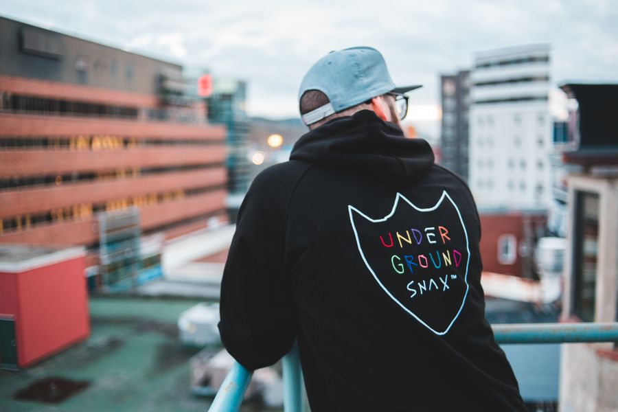 Şehirde erkek streetwear görünümü